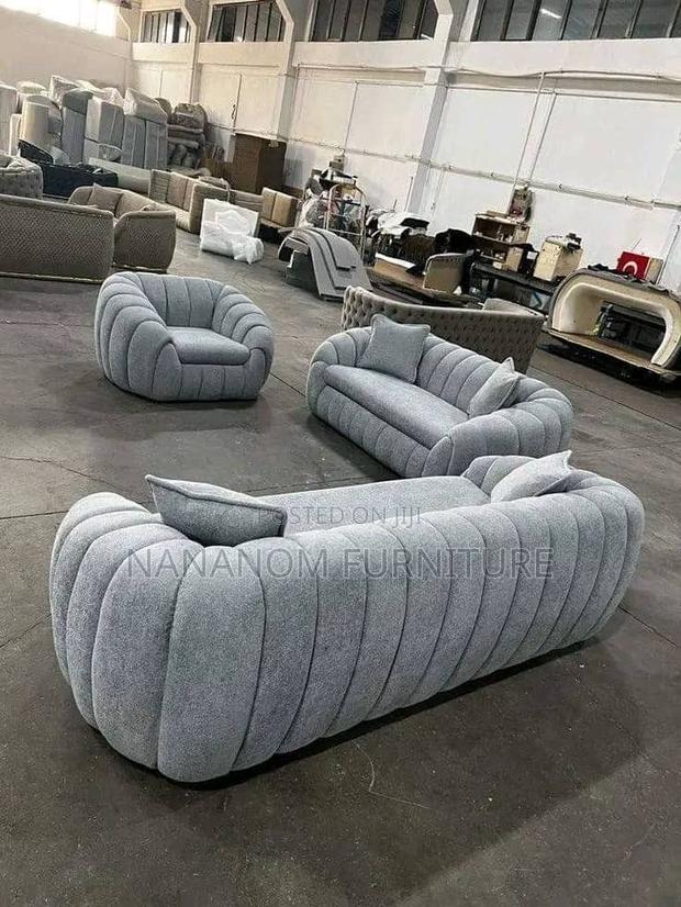 Modern Sofa Set Available · Photo 1