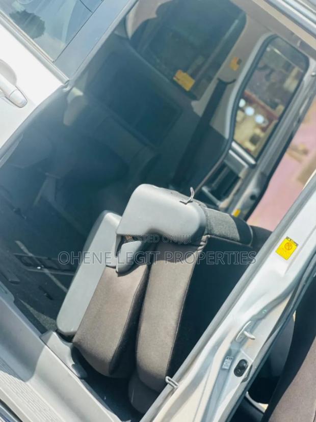 Toyota Voxy 2012 Gray · Photo 3