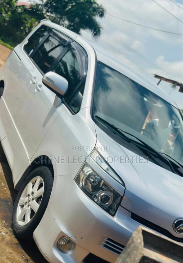 Toyota Voxy 2012 Gray · Photo 2