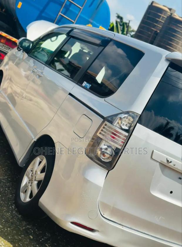 Toyota Voxy 2012 Gray · Photo 4