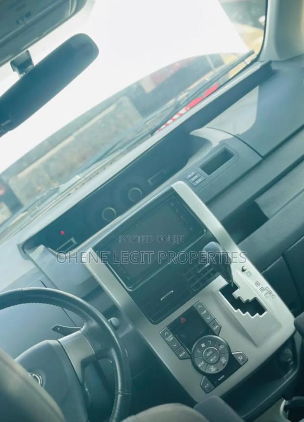 Toyota Voxy 2012 Gray · Photo 5