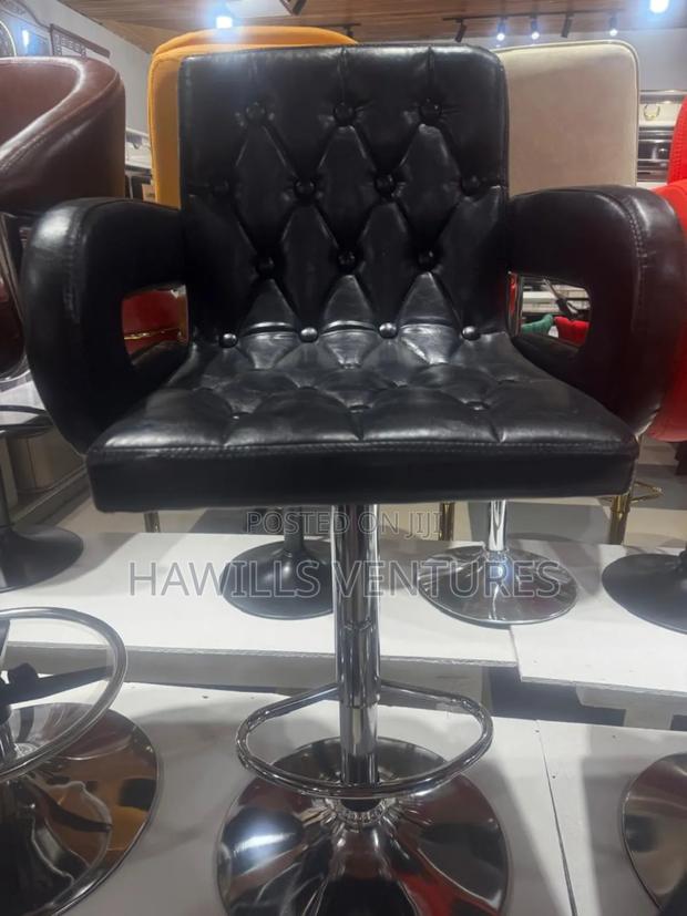 Executive Hight Bar Stool · Photo 1