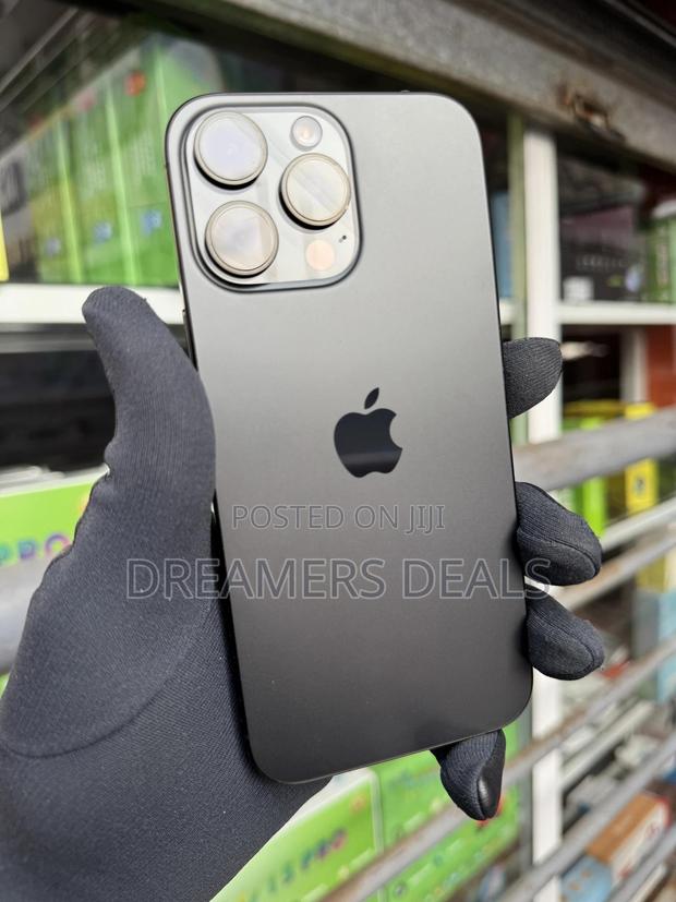 Apple iPhone 16 Pro Max 1 TB Black · Photo 4