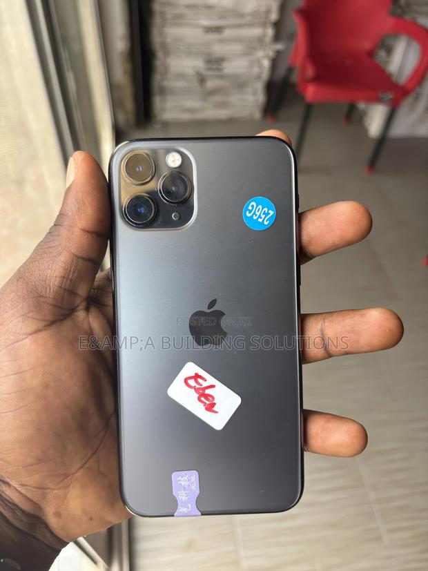 Apple iPhone 11 Pro 256 GB Gray · Photo 2