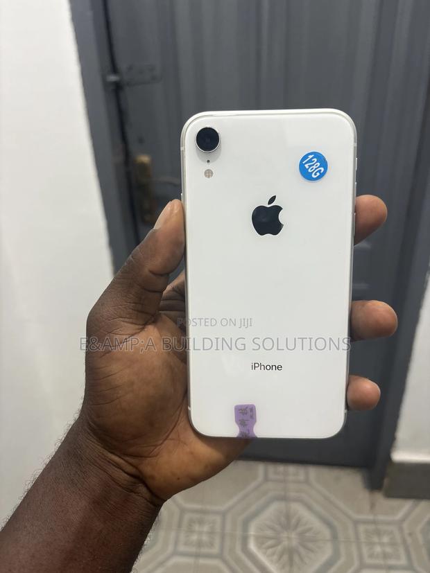 Apple iPhone XR 128 GB White · Photo 2