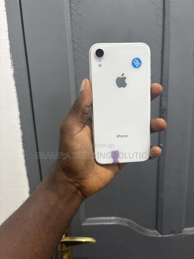Apple iPhone XR 128 GB White · Photo 1