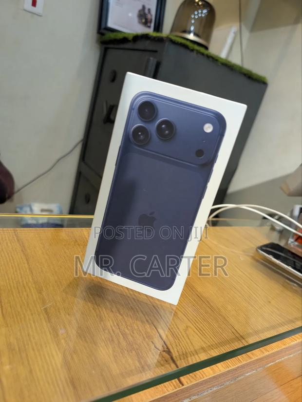New Apple iPhone 17 Pro Max 256 GB Blue · Photo 4