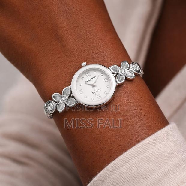 Blossom Pearl Watch · Photo 1