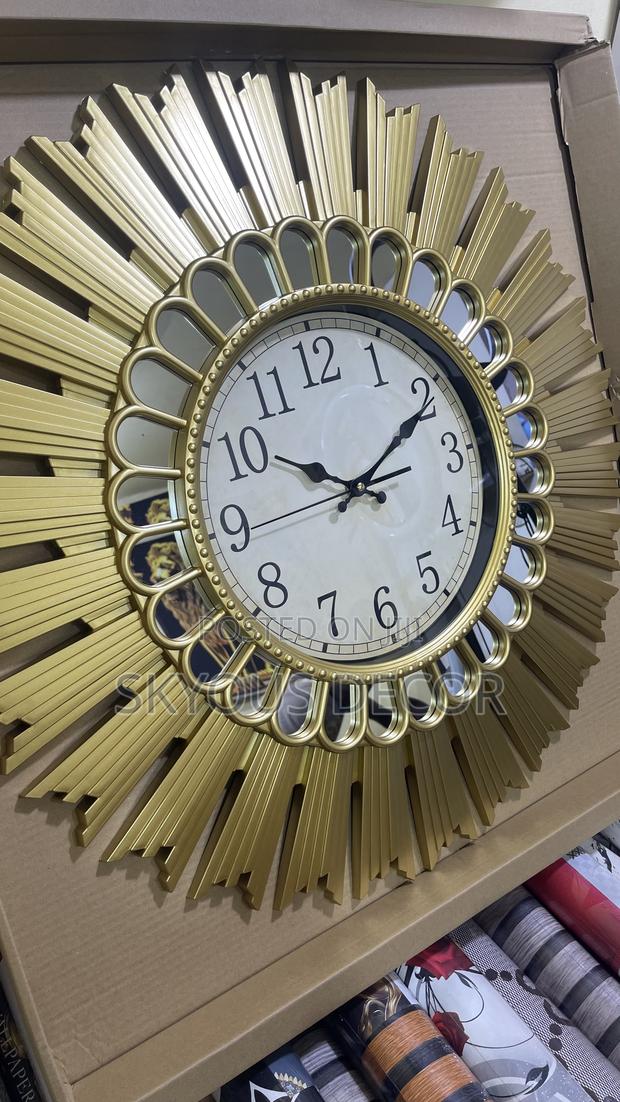 Golden Asthetic Wall Clock · Photo 1