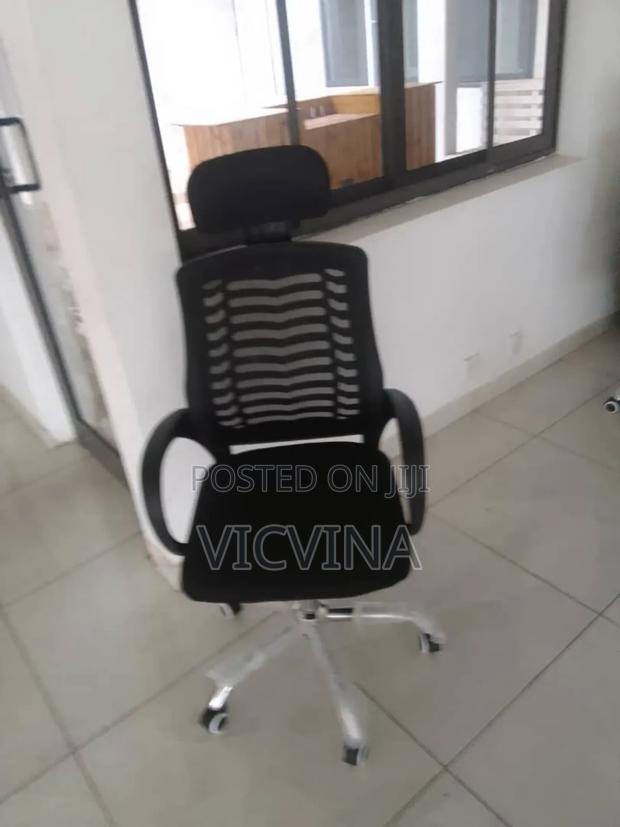 Swivel Office Chair · Photo 4