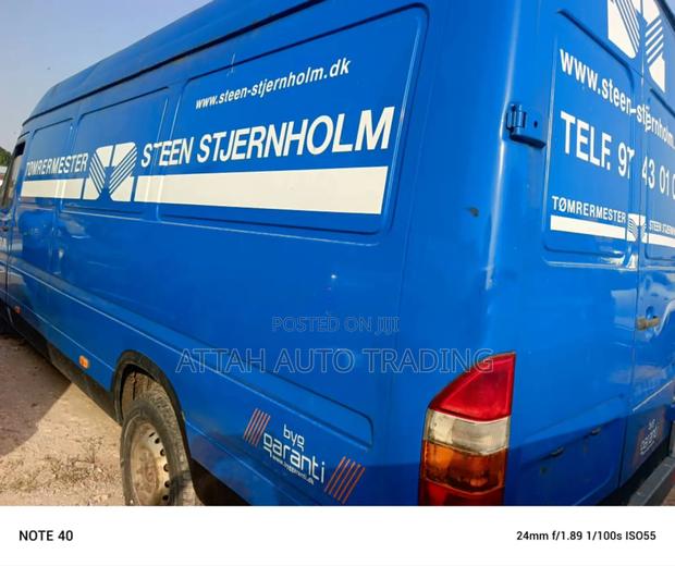 Mercedes-Benz Sprinter 2000 Blue · Photo 2