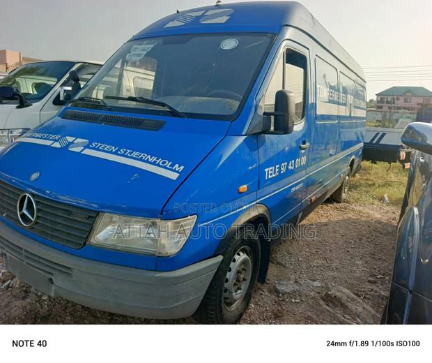 Mercedes-Benz Sprinter 2000 Blue · Photo 1