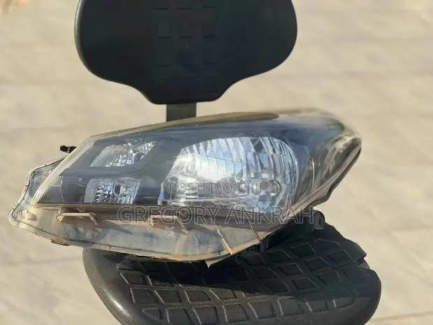 Left Headlight Vitz 2012 · Photo 1