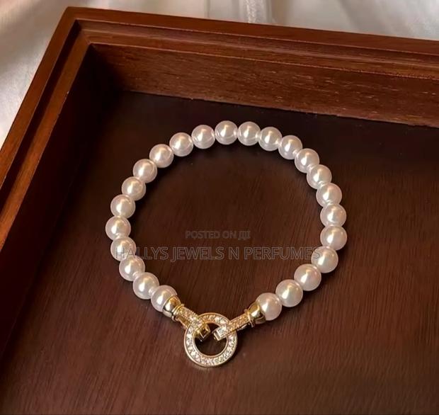 Pearl Bracelet Set (Bracelet and Matching Earrings) · Photo 1