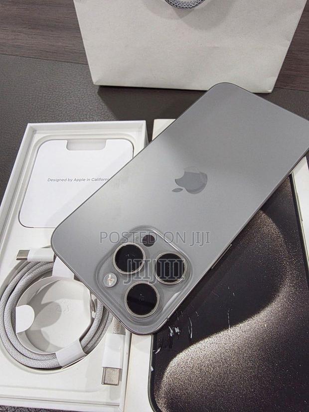 Apple iPhone 15 Pro Max 512 GB Silver · Photo 1