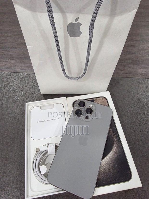 Apple iPhone 15 Pro Max 512 GB Silver · Photo 3