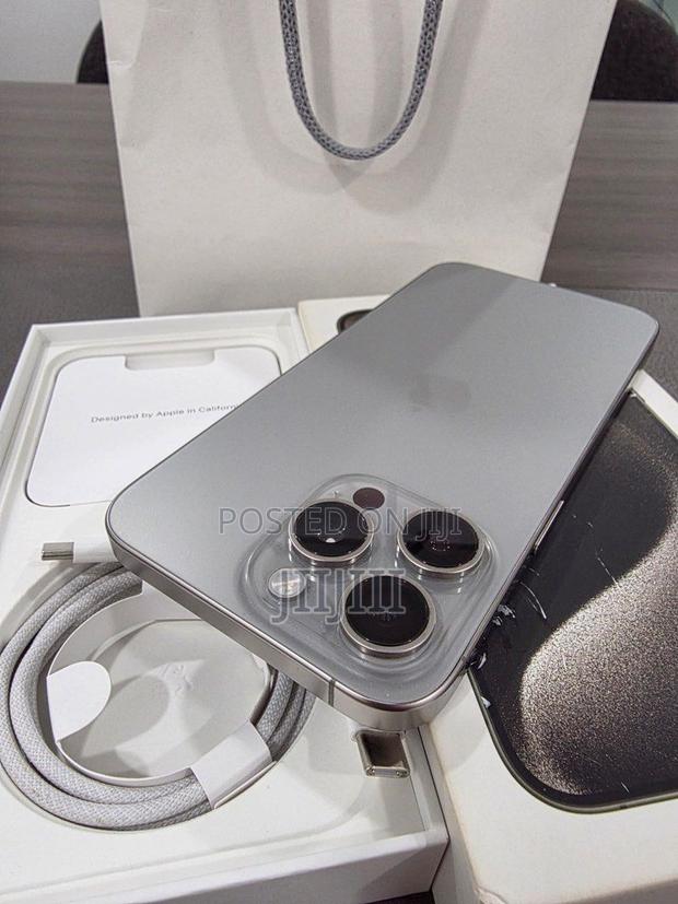Apple iPhone 15 Pro Max 512 GB Silver · Photo 4