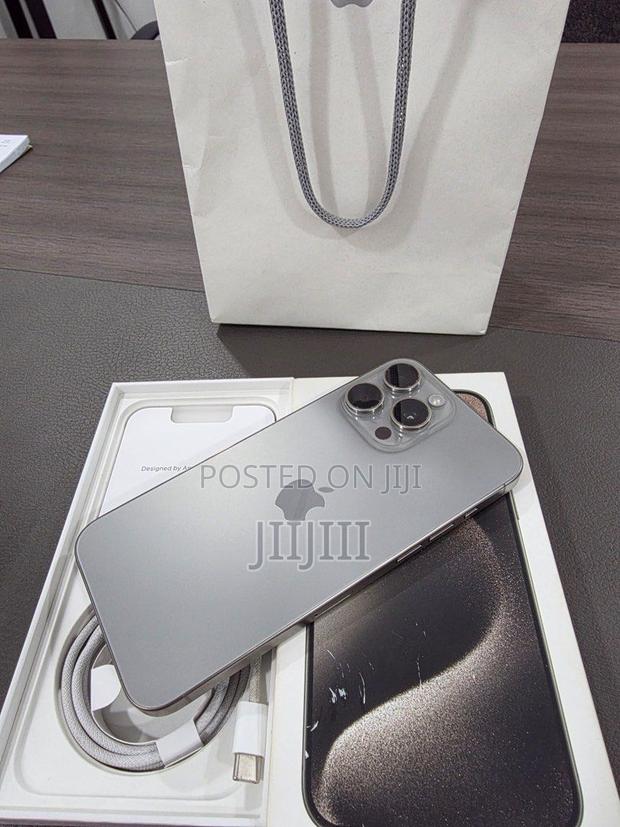 Apple iPhone 15 Pro Max 512 GB Silver · Photo 5
