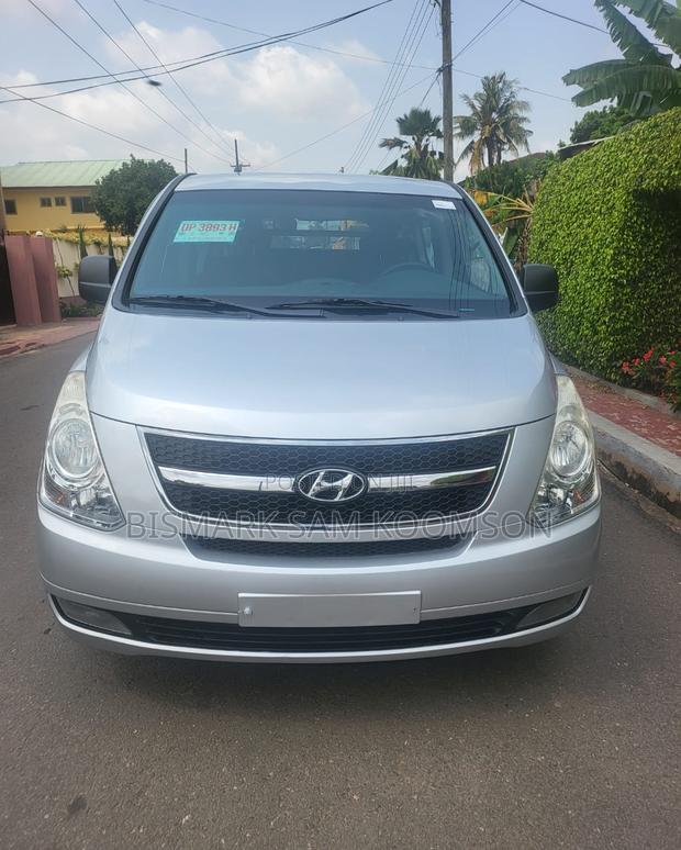 Hyundai Starex 2015 Silver · Photo 2