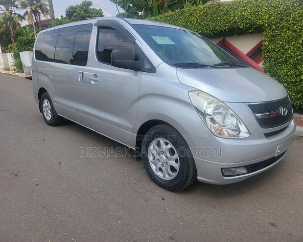 Hyundai Starex 2015 Silver · Photo 3