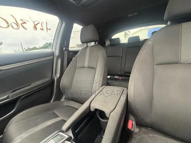 Honda Civic LX Hatchback 2018 · Photo 1