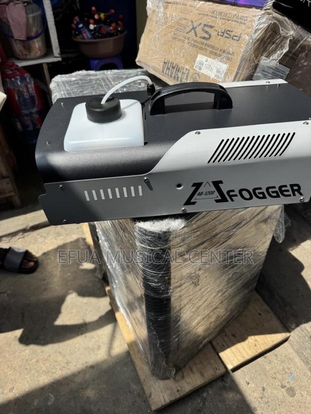 Fog Machine Z1200z /Smoke Machine · Photo 1