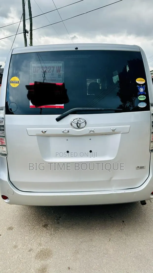 Toyota Voxy V 2WD 8-Seater 2013 Silver · Photo 1