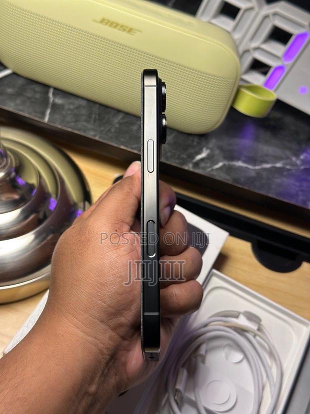 Apple iPhone 16 Pro Max 256 GB Black · Photo 3