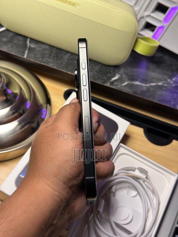 Apple iPhone 16 Pro Max 256 GB Black · Photo 4