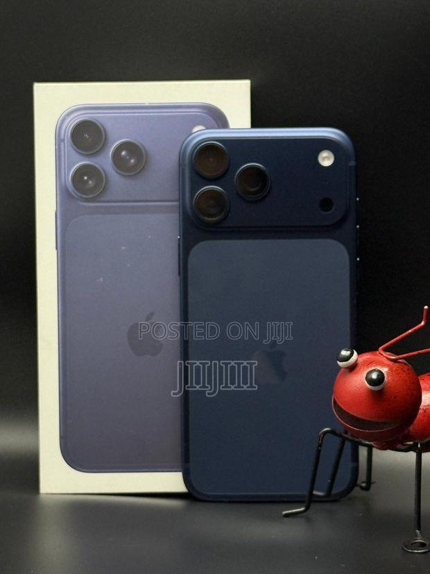 Apple iPhone 17 Pro Max 256 GB Blue · Photo 2
