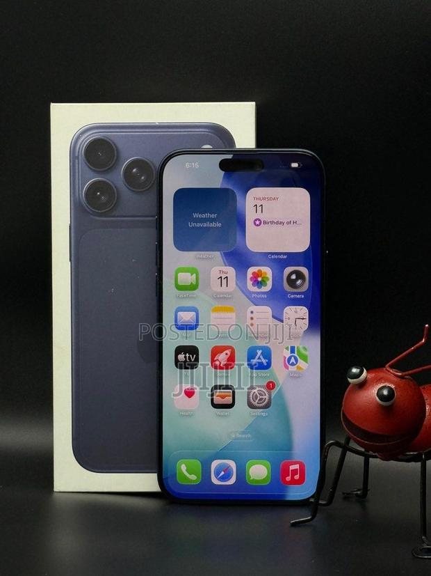 Apple iPhone 17 Pro Max 256 GB Blue · Photo 3