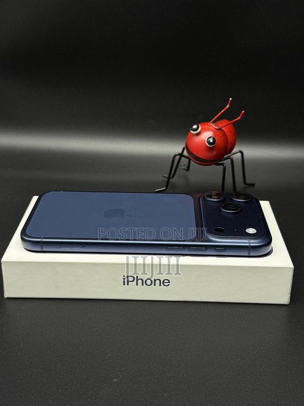 Apple iPhone 17 Pro Max 256 GB Blue · Photo 4