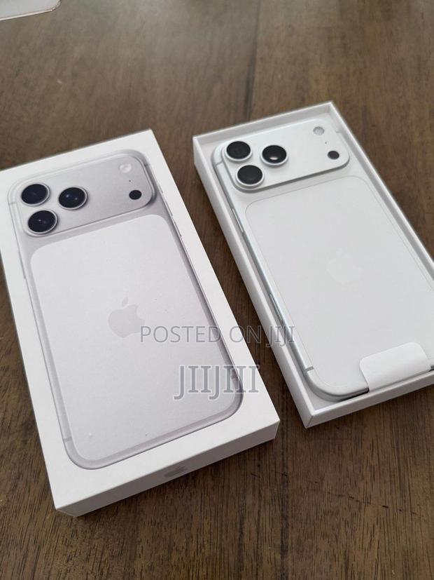 Apple iPhone 17 Pro Max 256 GB Silver · Photo 1