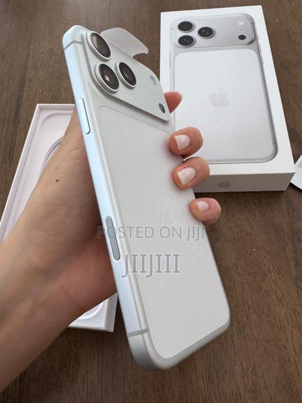 Apple iPhone 17 Pro Max 256 GB Silver · Photo 2