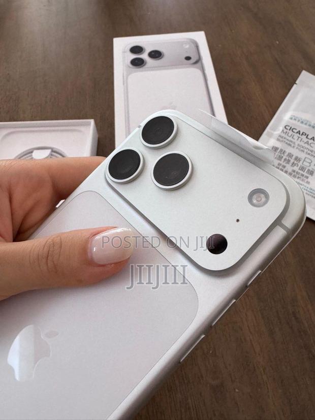 Apple iPhone 17 Pro Max 256 GB Silver · Photo 3