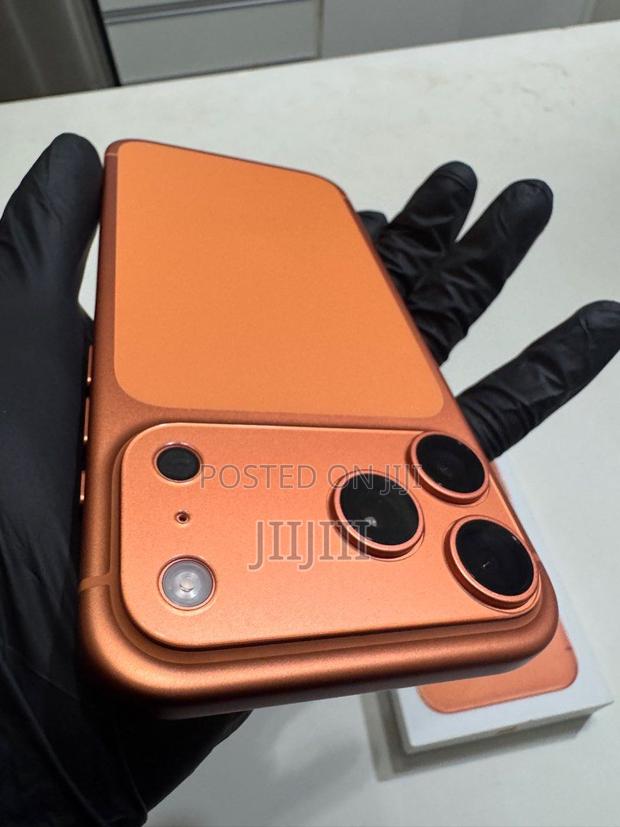 Apple iPhone 17 Pro Max 512 GB Orange · Photo 2