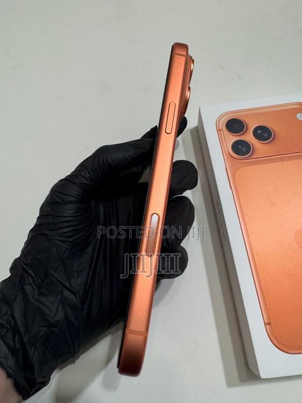 Apple iPhone 17 Pro Max 512 GB Orange · Photo 3