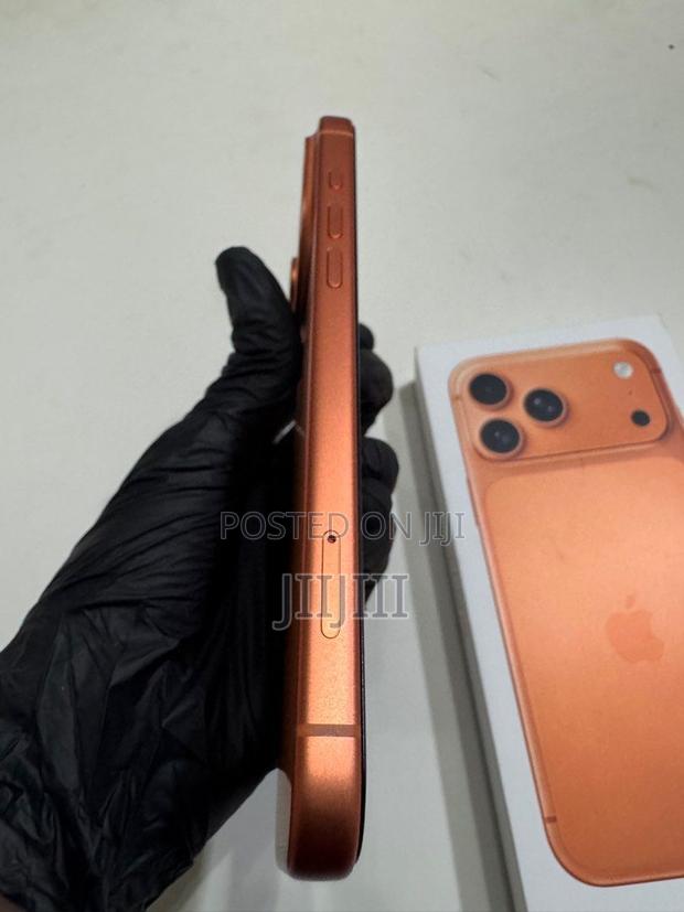 Apple iPhone 17 Pro Max 512 GB Orange · Photo 4