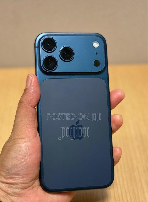 Apple iPhone 17 Pro Max 256 GB Blue · Photo 1
