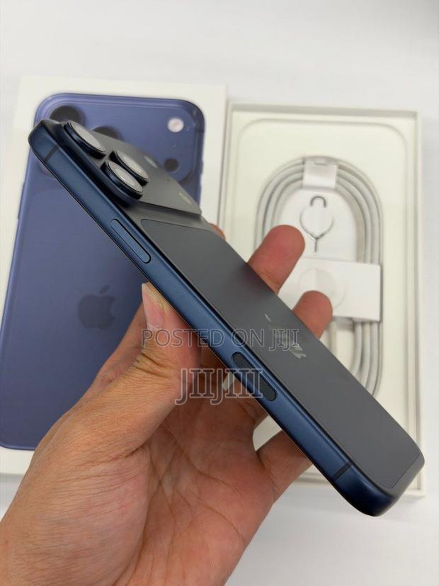 Apple iPhone 17 Pro Max 512 GB Blue · Photo 2