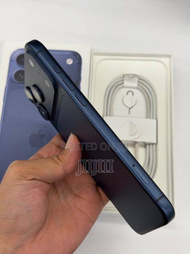 Apple iPhone 17 Pro Max 512 GB Blue · Photo 3