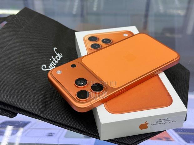 Apple iPhone 17 Pro Max 512 GB Orange · Photo 1