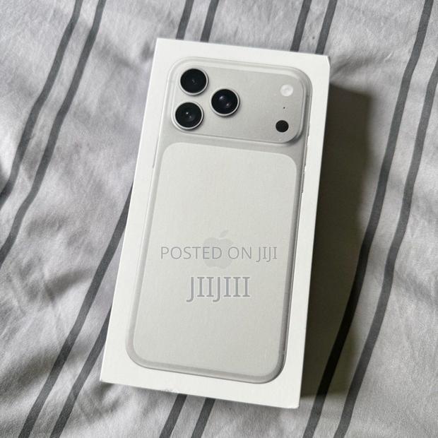 Apple iPhone 17 Pro Max 512 GB Silver · Photo 1