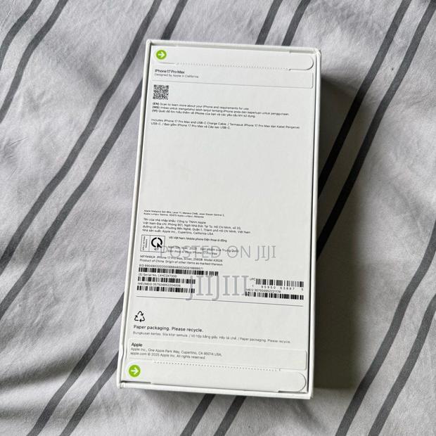 Apple iPhone 17 Pro Max 512 GB Silver · Photo 2