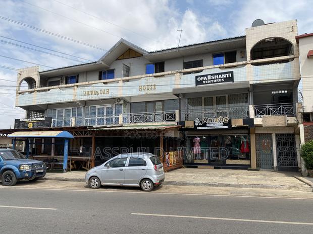 Road Side Commercial Building · Photo 2