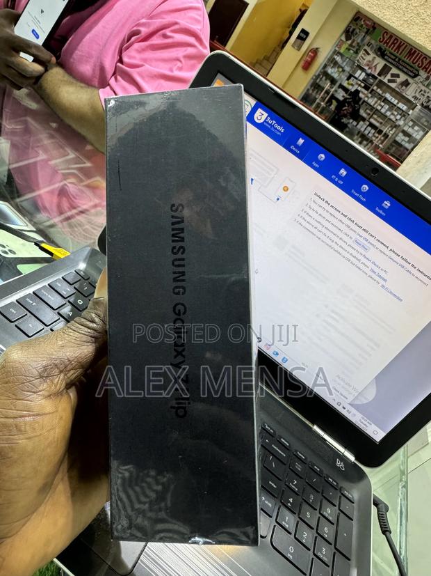 New Samsung Galaxy Z Flip 256 GB White · Photo 2