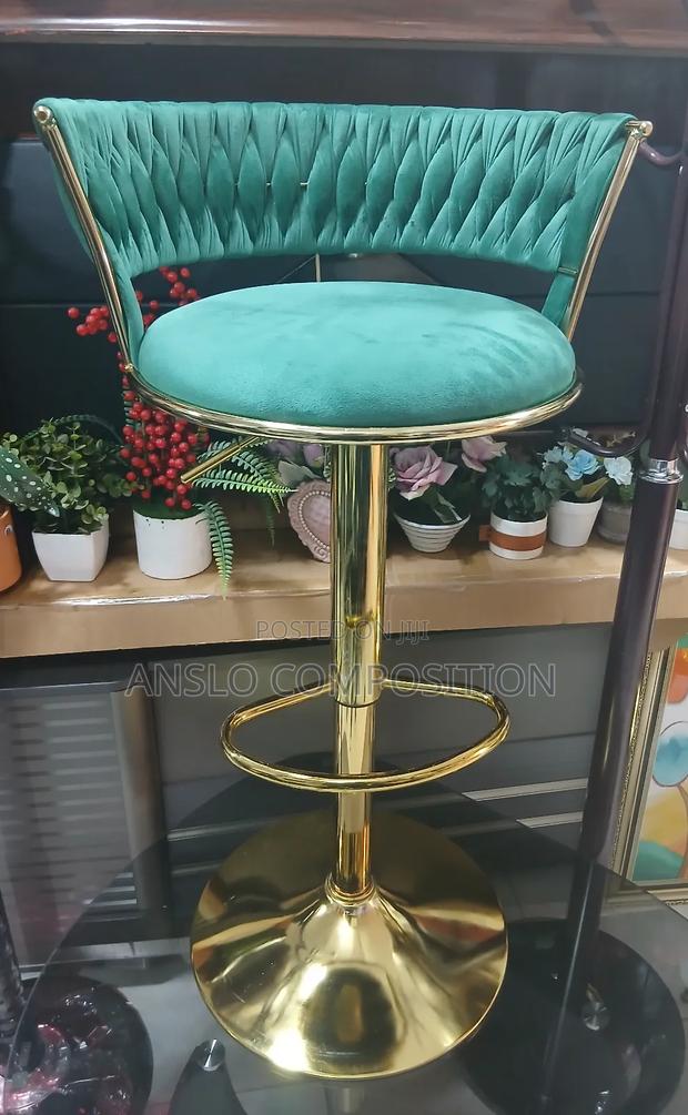 Modern Round Bar Stool · Photo 1