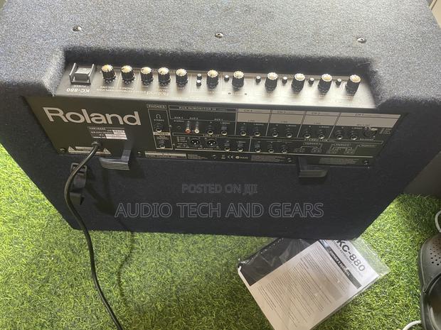 Roland Kc880 4-Channel Keyboard Combo · Photo 3