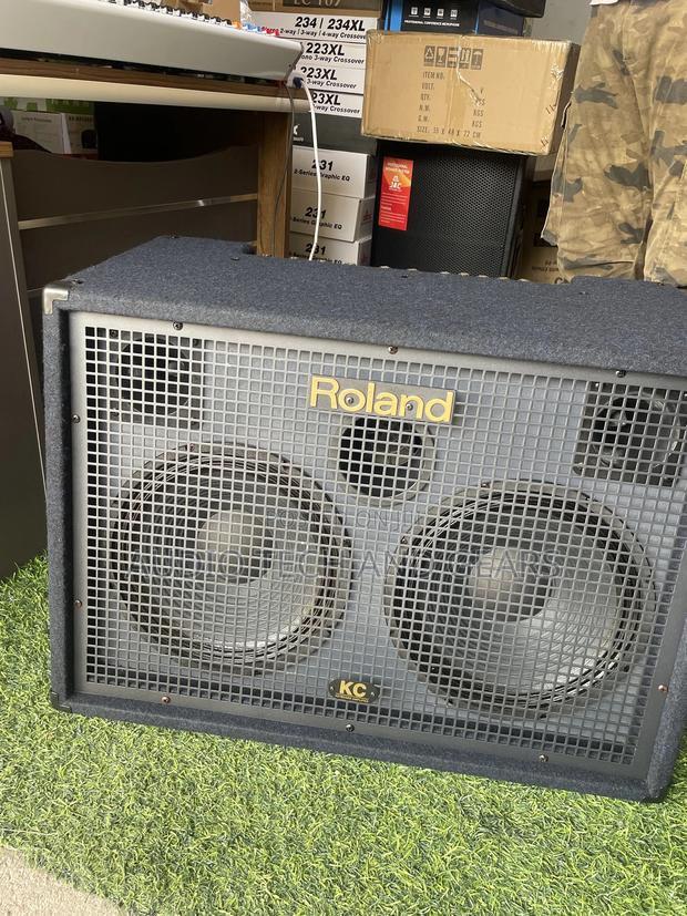 Roland Kc880 4-Channel Keyboard Combo · Photo 2