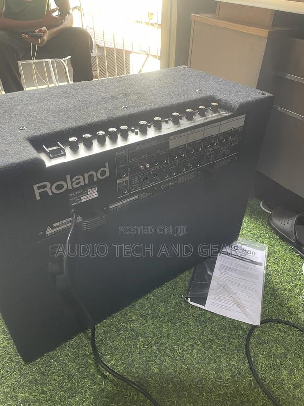 Roland Kc880 4-Channel Keyboard Combo · Photo 4